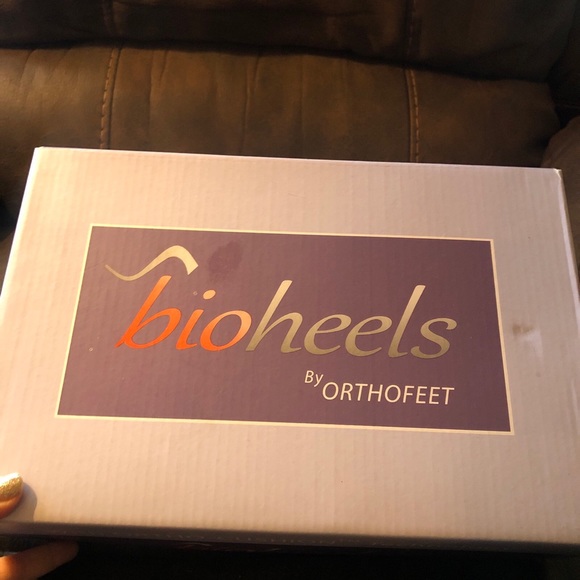 Orthotic lightweight sandals.  Fully adjustable. Snake skin black patent print - Picture 7 of 9